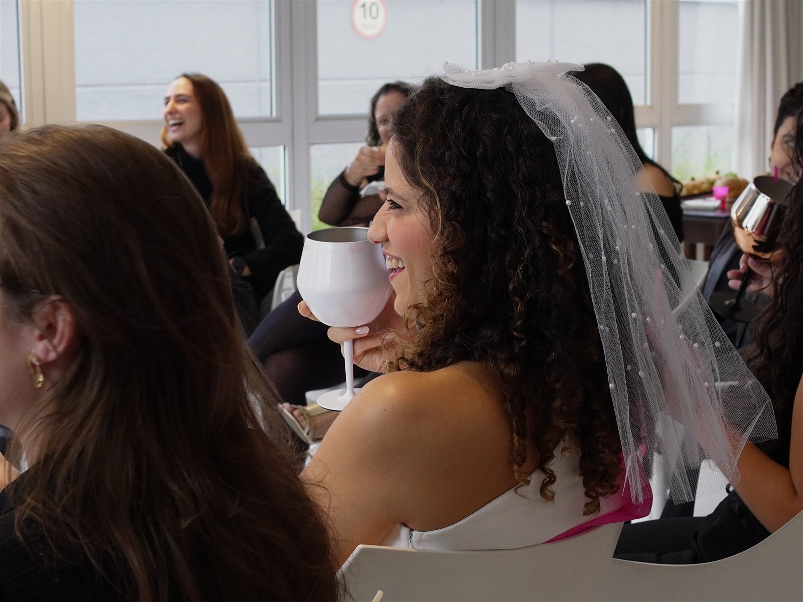 Noiva participando do Cha de Lingerie com convidadas